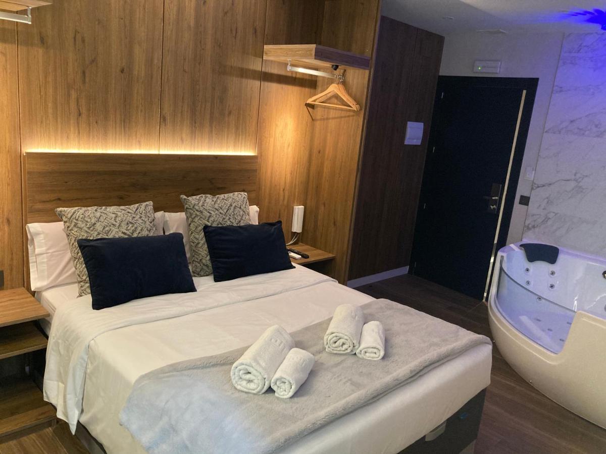 Daos Suites & Terrace Marbella Bagian luar foto