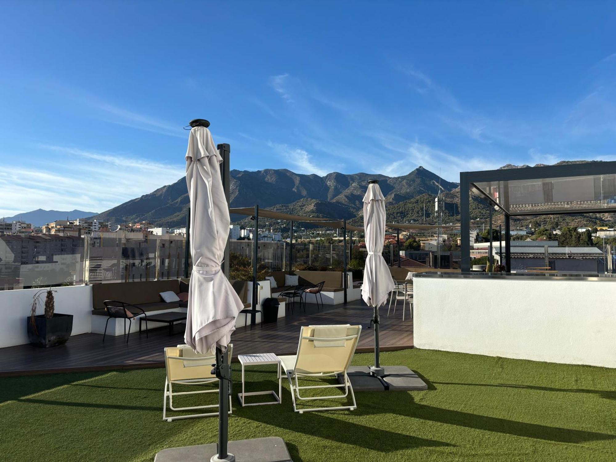 Daos Suites & Terrace Marbella Bagian luar foto