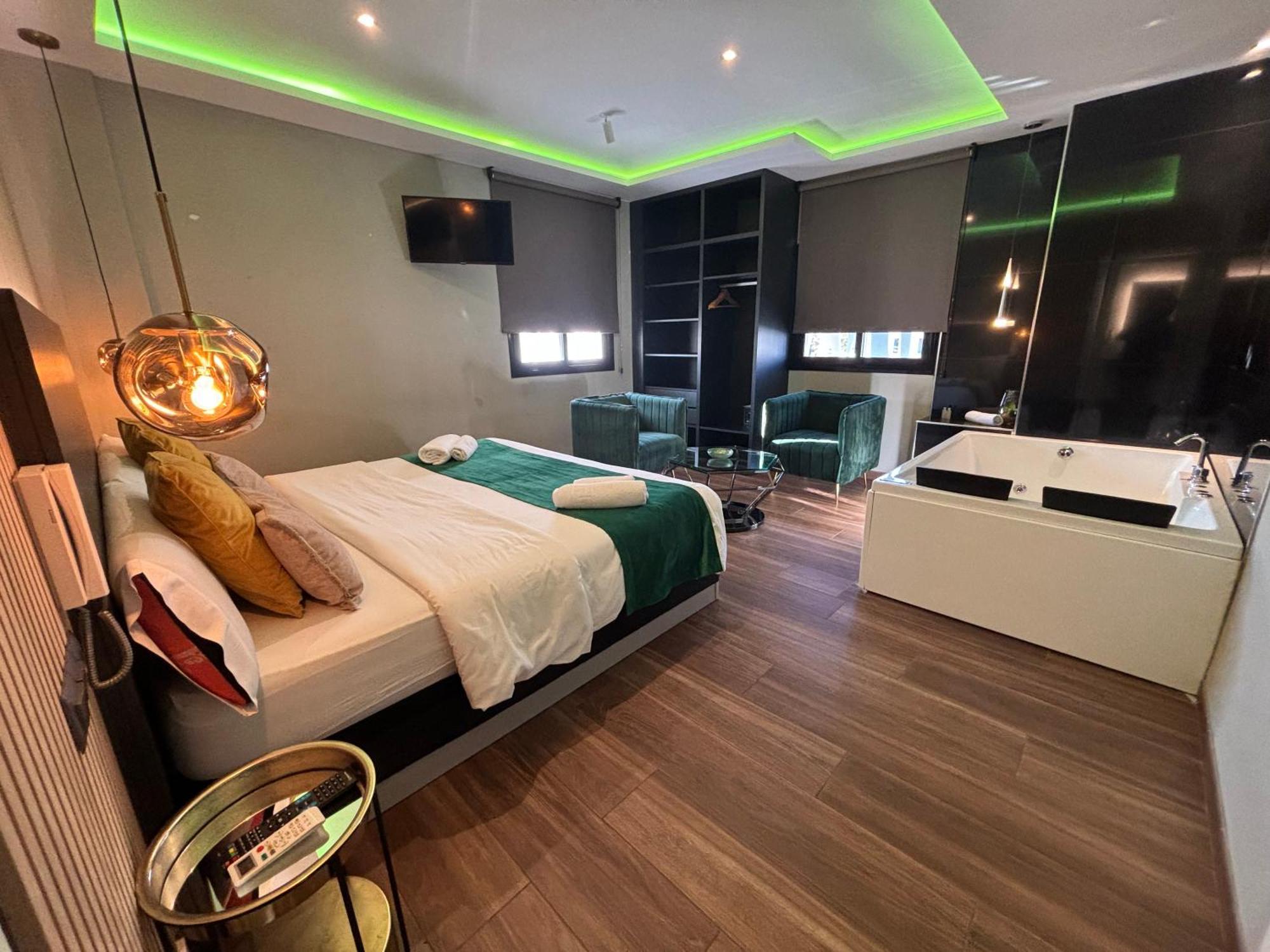 Daos Suites & Terrace Marbella Bagian luar foto
