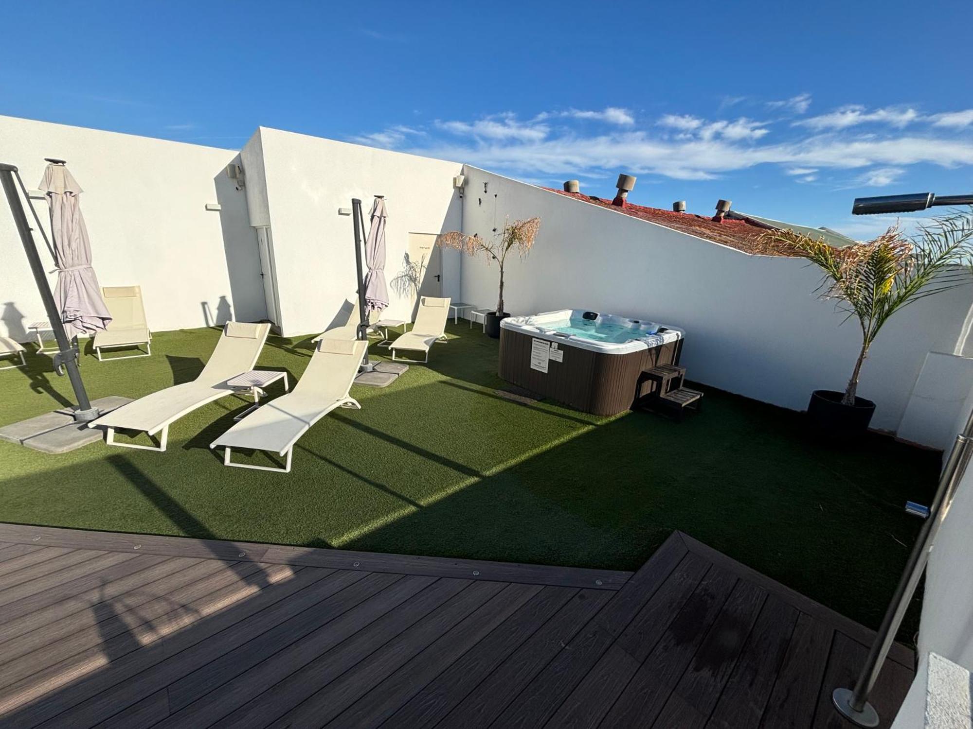 Daos Suites & Terrace Marbella Bagian luar foto